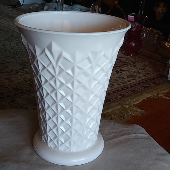 Other - Beautiful lattice pattern Pink Milk glass Vase